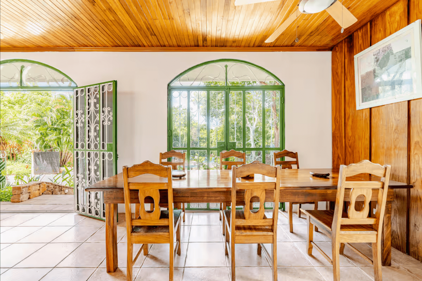 Enjoy your meals in a charming, airy space with beautiful windows opening onto nature, blending comfort and authentic Costa Rican character.