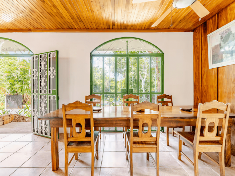 Enjoy your meals in a charming, airy space with beautiful windows opening onto nature, blending comfort and authentic Costa Rican character.